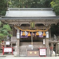 本殿。建物内の両脇にいる狛犬はレプリカですが子犬を抱いて いる珍しいものです。