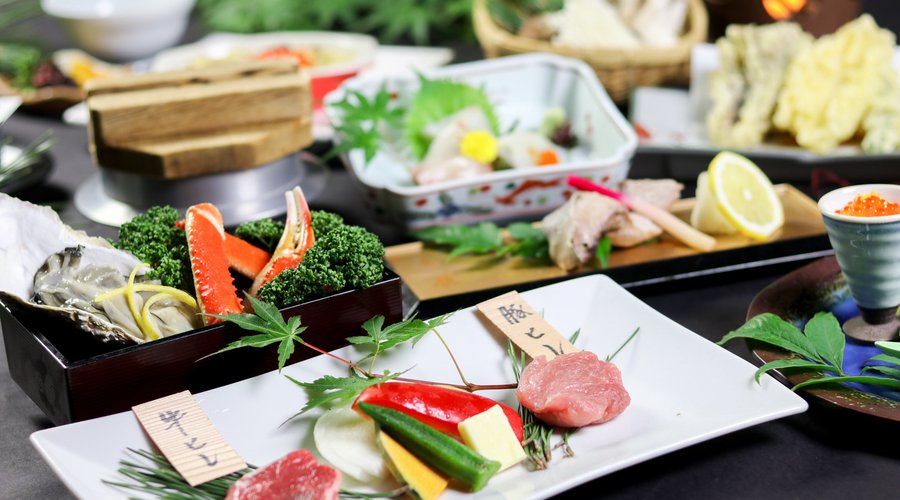 【秋のおすすめ会席】「牡蠣とずわい蟹のうまみ鍋」「牛フィレと豚フィレの食べ比べ」「はまちの塩焼き」