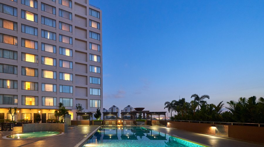 Outdoor pool (Night)