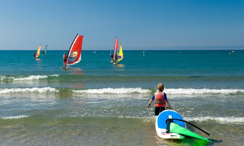 Vias - Activités et Loisirs à la plage . Photo par Comte
