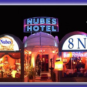 Nubes Hotel se encuentra en el centro de Viña del Mar, a pasos  de la playa Acapulco,  con atenc