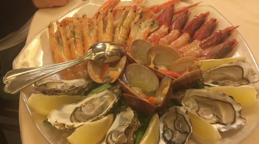 Crudità (scampi, gamberi, ostriche e fasolari).
