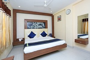 OYO 460 Hotel Ivory Residency in Kolkata (Calcutta), image may contain: Corner, Bed, Furniture, Ceiling Fan