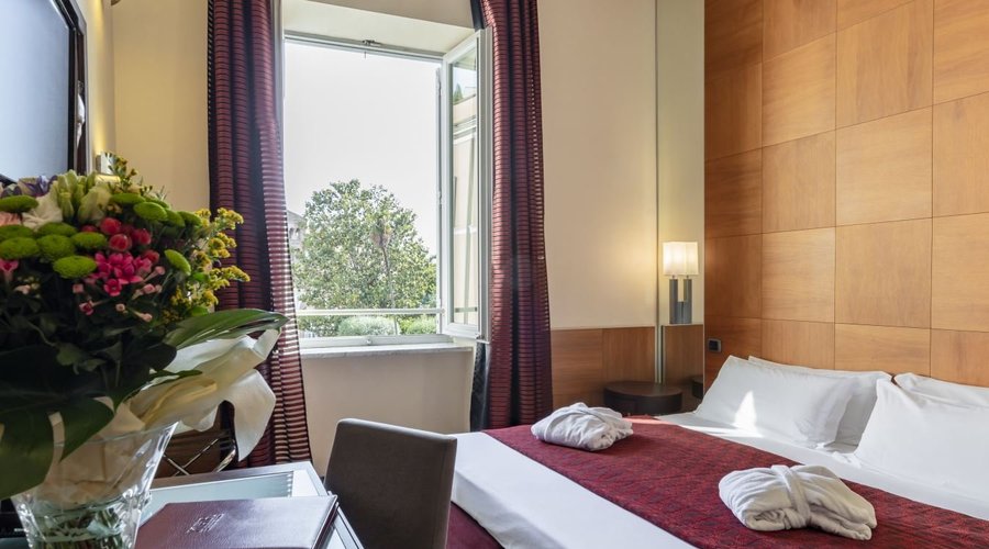 Double room with view on courtyard garden