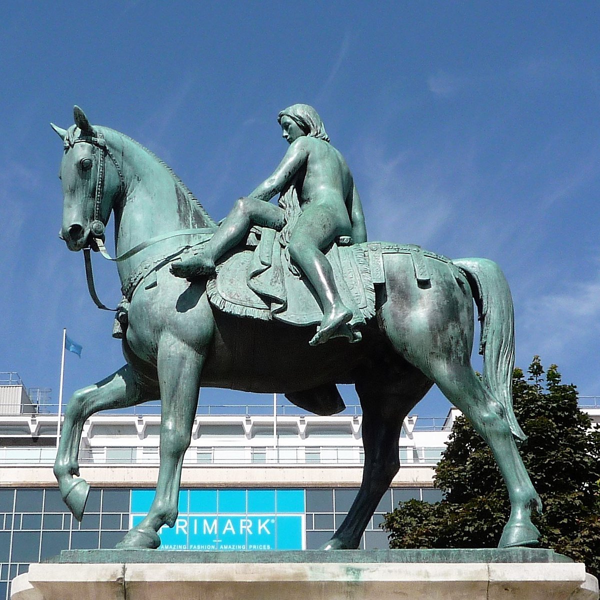 Годива. Ковентри леди Годива. Леди Годива памятник в Ковентри. Памятник леди Годиве. Скульптура леди Годивы.