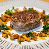 filet de boeuf poêlé aux girolles et persil frit