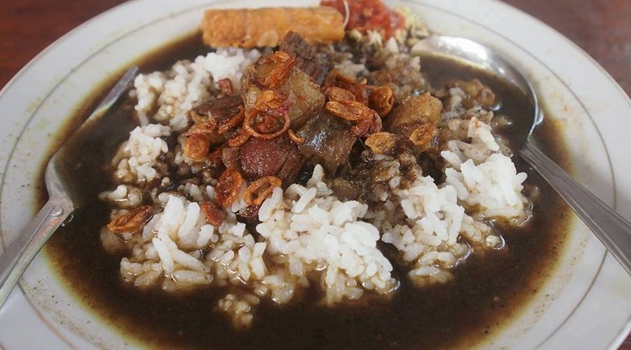rawon nikmat dengan bumbu kuno 