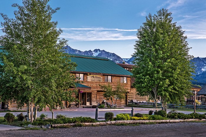 https://dynamic-media-cdn.tripadvisor.com/media/photo-o/14/f5/15/25/high-country-inn.jpg?w=700&h=-1&s=1