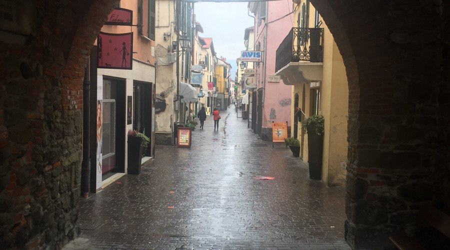 Centro histórico de una pequeña ciudad de montaña.