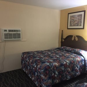 Nice older motor court motel, likely 1950’s