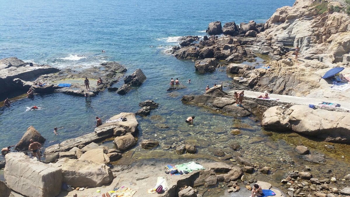 La riva, le rocce nell'acqua