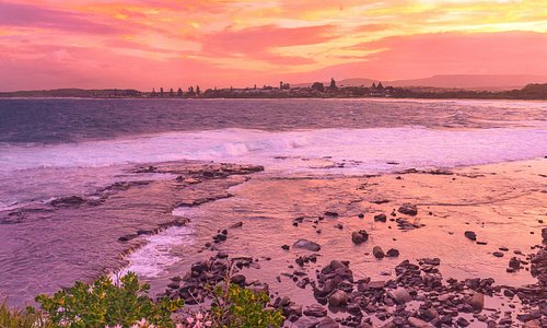 Those Shellharbour sunsets sure know how to put on a show! 🌅🌊🐚😍
 Barrack Point is the name of this sensational sunset spot and it was the perfect way to end my first day in Shellharbour!