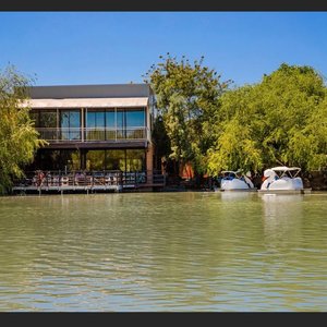 Área de restaurante sobre uno de los lagos con actividades como paseo en lancha de pedal.