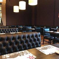 Gastronomia japonesa sofisticada em um ambiente sóbrio.