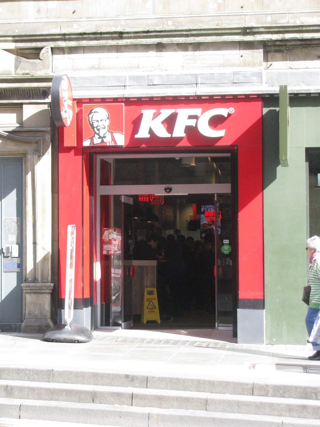 KFC EDINBURGH, Edimburgo - 7 South St Andrews St, Jardines y Calle de los  Príncipes - Menú y Precios - Tripadvisor