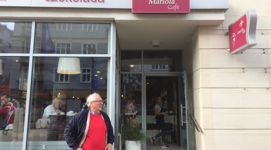 Det finns gott om kaféer längs huvudgatan i Gdansk.