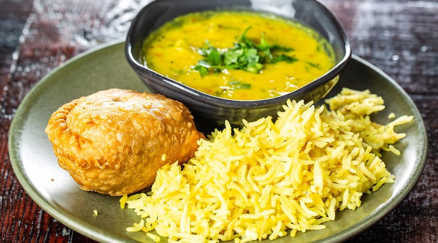 Samosa with Dhal & Rice