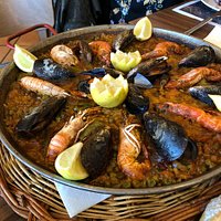 Plat de paella servi pour 3 personnes