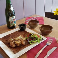 Crêpe de saison: camembert, poitrine fumée, pommes de terre, crème ciboulette, salade