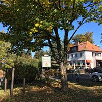 Restaurant mit Biergarten (gr. Parkplatz) von Bushaltestelle aus gesehen.