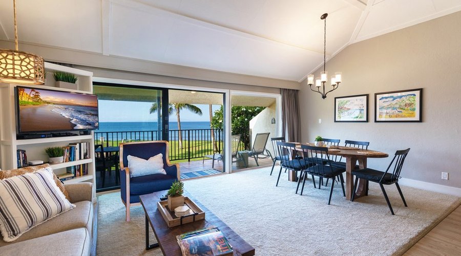 Living room in Maalaea Surf C7.
