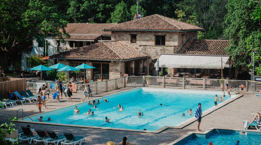 Vue piscine/restaurant