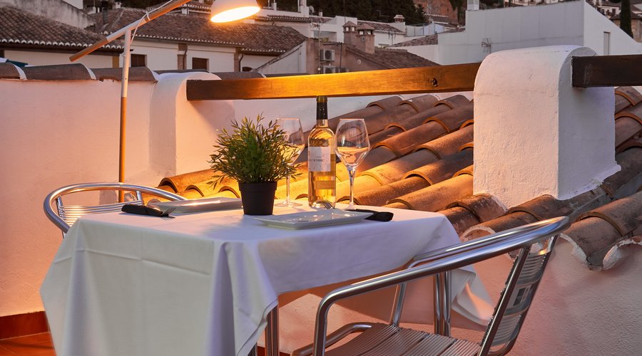 Terraza con vistas, disponible para reservar cenas
