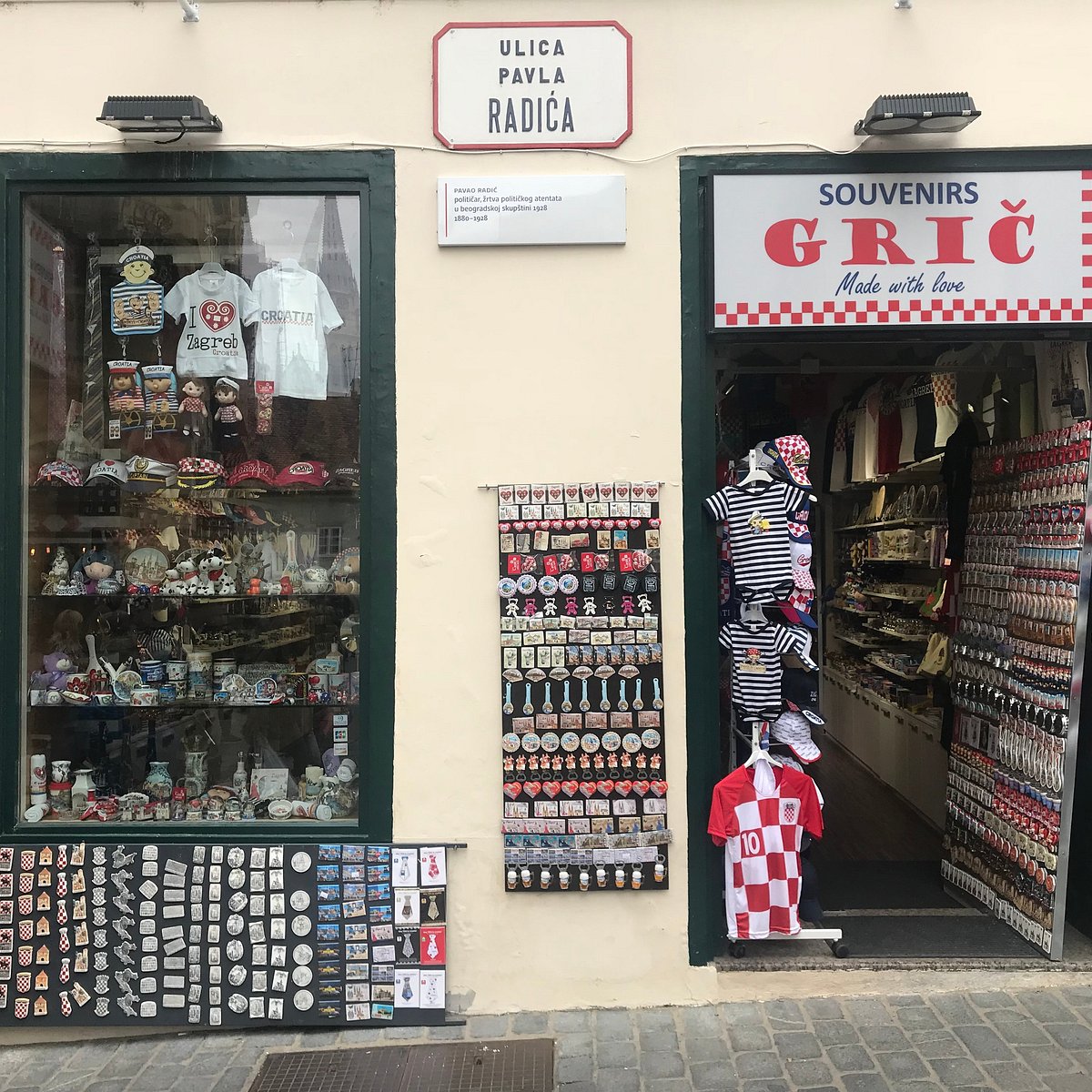 Exhibición De La Tienda De Souvenirs Gorras De Béisbol Y Gafas De Sol En  Zagreb, Croacia. Fotos, retratos, imágenes y fotografía de archivo libres  de derecho. Image 167820268