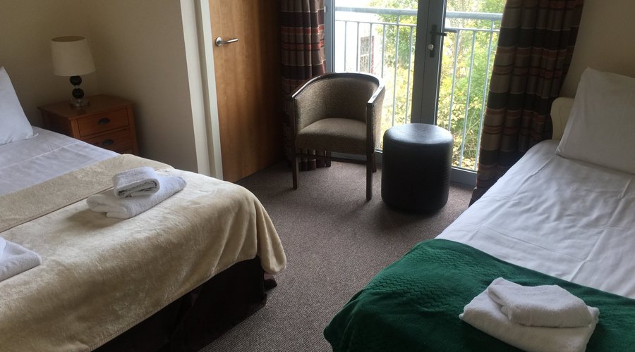 Room with double and single beds