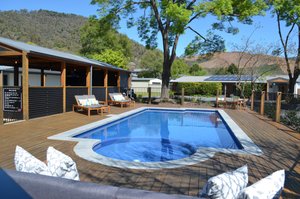 Bright Colonial Motel in Bright, image may contain: Tub, Porch, Hot Tub, Scenery