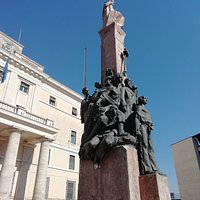 Situato davanti al Palazzo della Provincia