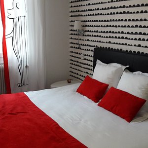 Les tons blanc et rouge de la chambre s'inspirent des couleurs ancestrales de l'époque gauloise