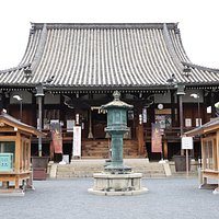 本堂はこじんまりとした造りだ