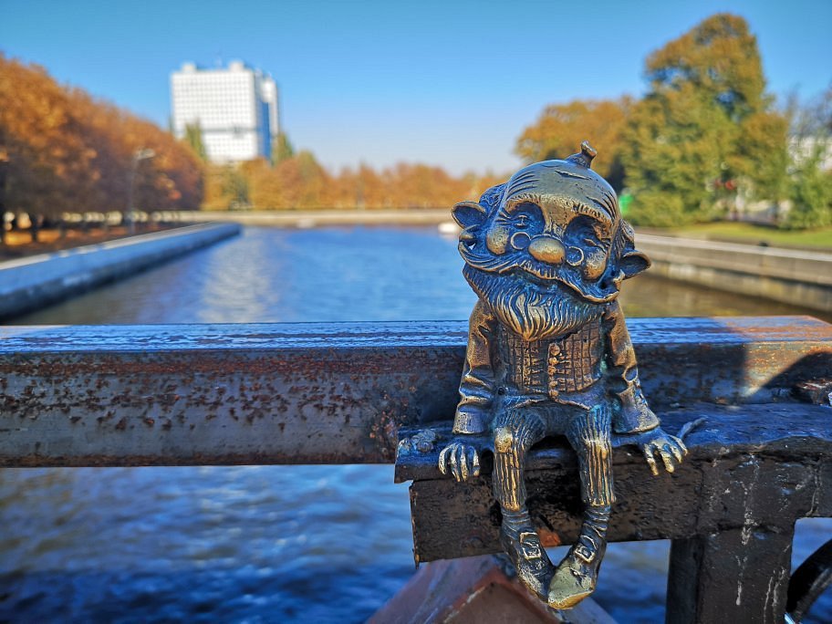 Маленькие человечки в калининграде. Дедушка хомлин Калининград. Скульптура "хомлин" Калининград. Скульптура дедушка хомлин в Калининграде. Хомлин Карл Калининград.