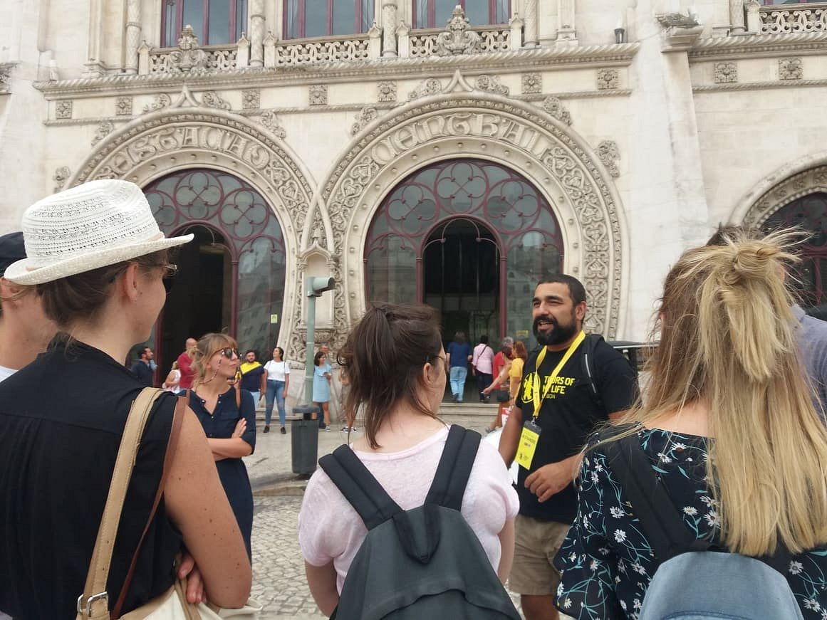 Sirva Al Viajero Con La Mochila Grande Que Camina La Expedición De