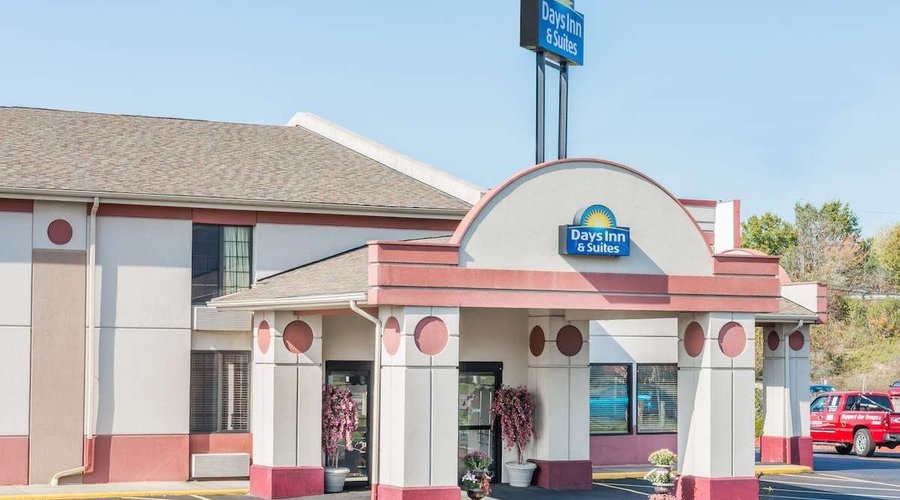 Days Inn by Wyndham Girard, OH Exterior
