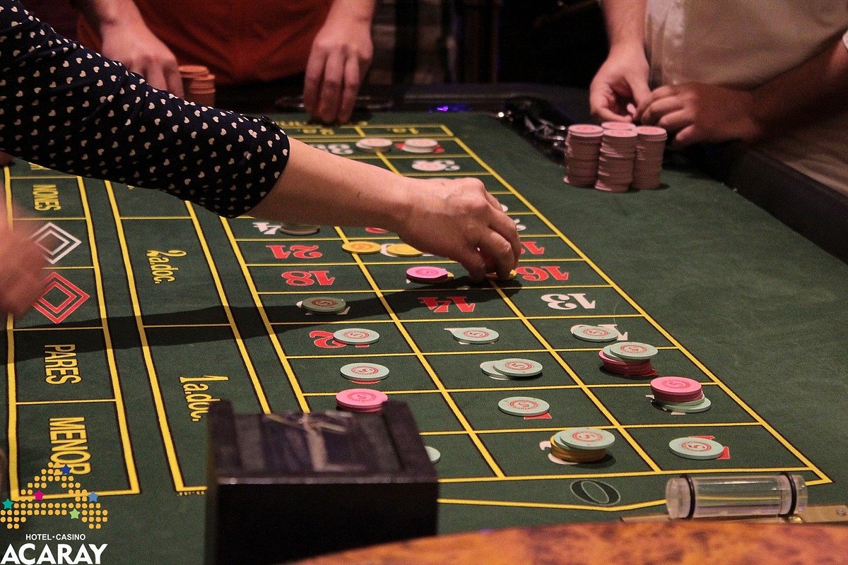 Grupo Pessoas Jogando Poker Com Cartas Mesa Com Bebidas Dinheiro