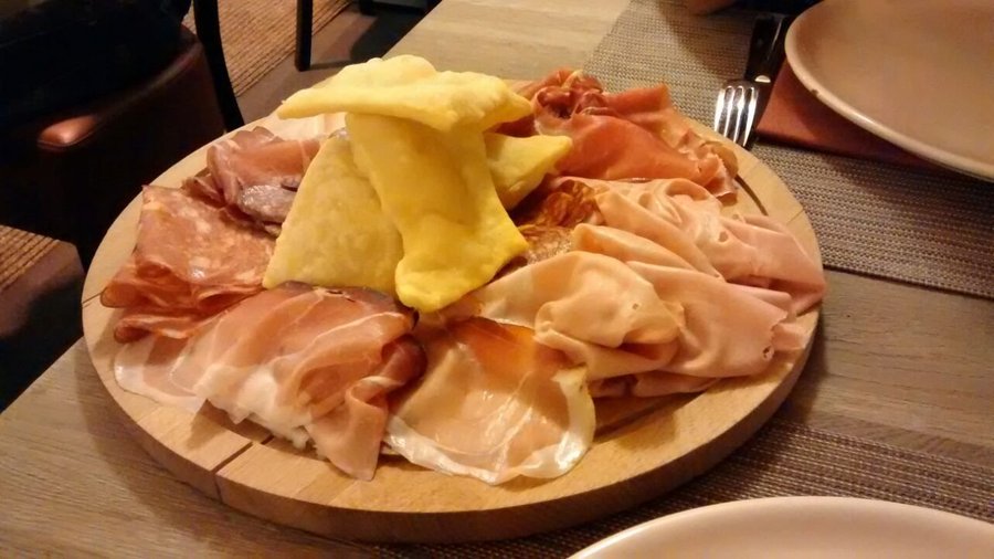 Tagliere di salumi e formaggi accompagnato dai gnocchi fritti