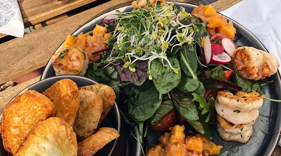 Scampi mit Mango-Chutney auf Salat