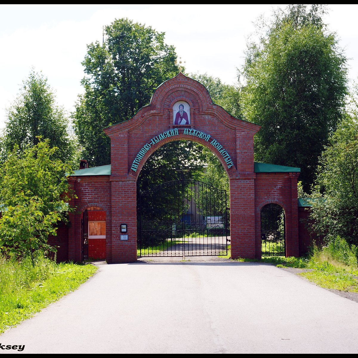 Свято-Троицкий Антониево-Дымский Mонастырь, Красный Броневик - Tripadvisor