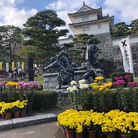 お城の入り口。二本松少年隊の石像があります。