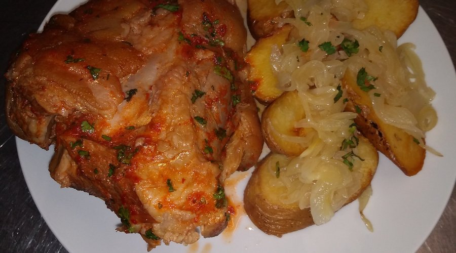 Exquisito Pernil de cerdo con papas rústicas y cebolla caramelizada!!
