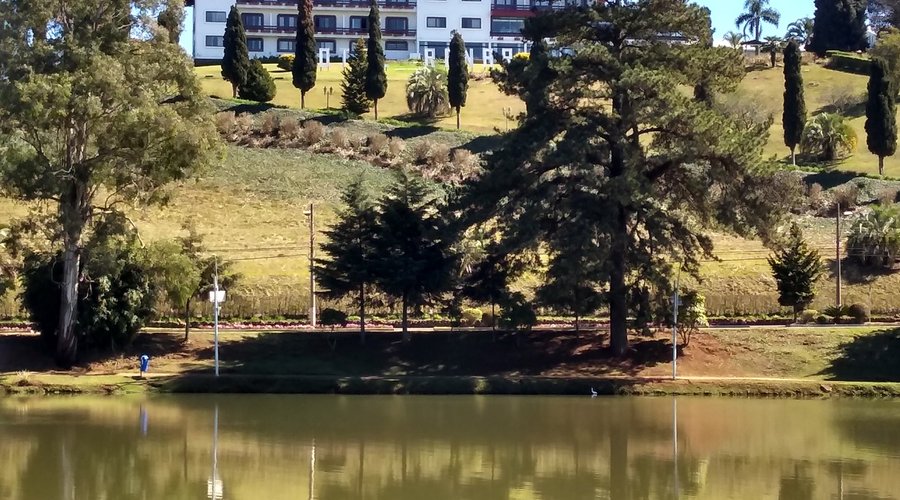 lago e hotel renar ao fundo