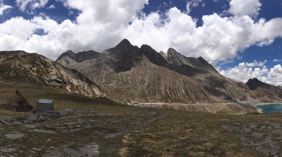 Foto panorámica del nevado y lagunas chuchún y 7 colores.