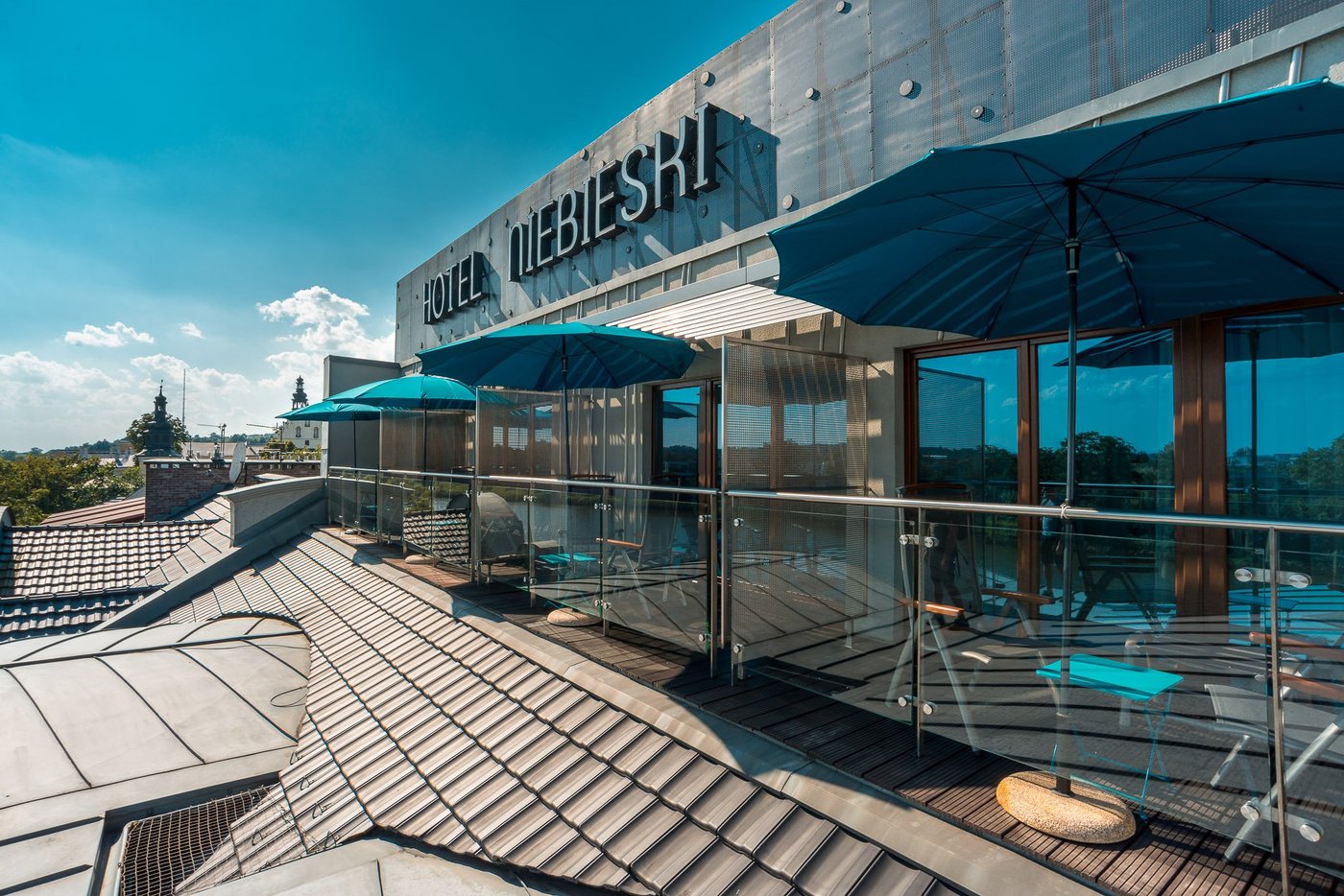 niebieski art hotel & spa parking