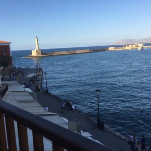 Blick zur Hafeneinfahrt von Dachterrasse