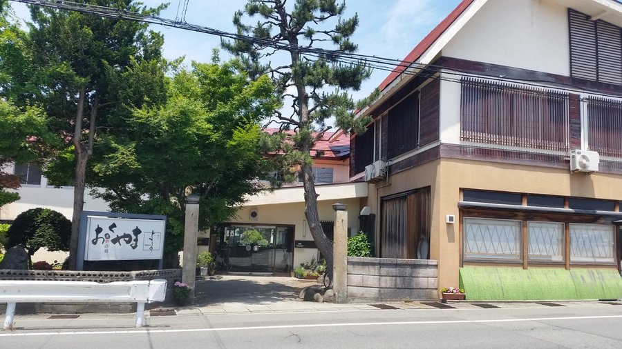 創業昭和２３年、『旅館第一ホテル』を平成１７年に宿名『食彩の宿　おくやま』へ変更、地産地消の『旬菜　よしの』を始めました。