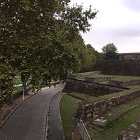 Ciudad pequeña rodeada de muralla, con carreteras de adoquines. Muy apta para caminar y visitar.