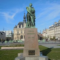 La sculpture sur son socle