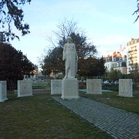 Le monument dans le square